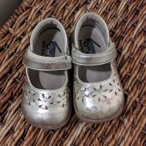 See Kai Run gold Mary Janes size 5